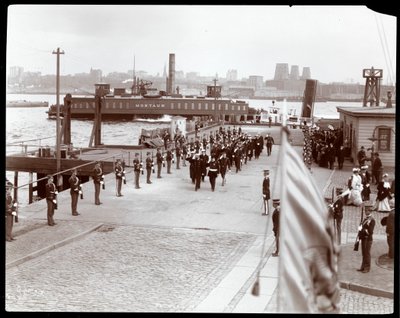 Vista del Príncipe Luis de Battenberg llegando a la Isla del Gobernador con el Contraalmirante Robley Evans durante su visita a Nueva York, 1905 de Byron Company